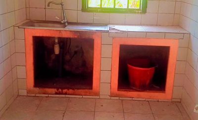 Maison alibendeng dans la barrière en bordure de route